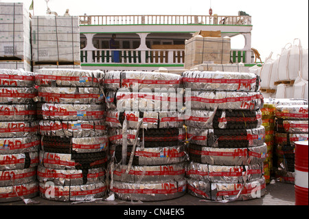 Neue Autoreifen bunt verpackt wartet auf einer Dhau, Dubai Creek, Dubai, Vereinigte Arabische Emirate geladen werden Stockfoto