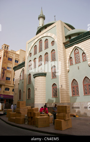 Eine Moschee in der Nähe der gold Souk, Deira, Dubai, Vereinigte Arabische Emirate, mit waren außerhalb Stockfoto