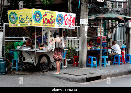 Menschen Essen auf der Straße in Hawker stalls in der Nähe von Nana Plaza, Bangkok Stockfoto