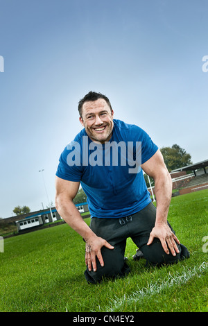 Mitte erwachsenen Mannes training auf Platz Stockfoto