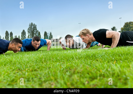 Rugby-Spieler training auf Platz Stockfoto