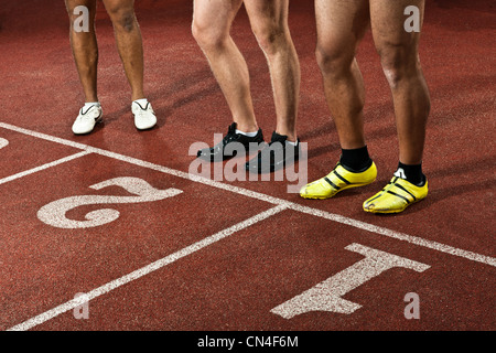 Athleten auf Sportstrack, niedrige Abschnitt Rennen wird vorbereitet Stockfoto