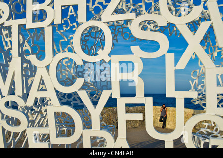 Hafen von Port Vauban, Antibes, Alpes-Maritimes, Frankreich, die Skulptur «Nomade d ' Antibes» von Jaume Plensa Stockfoto