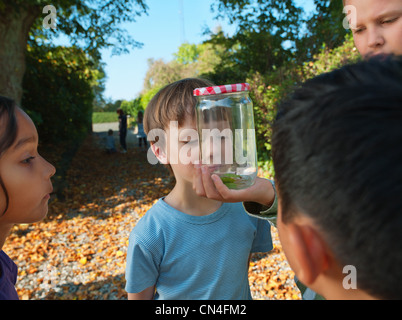 Junge mit Glas für Kinder Stockfoto