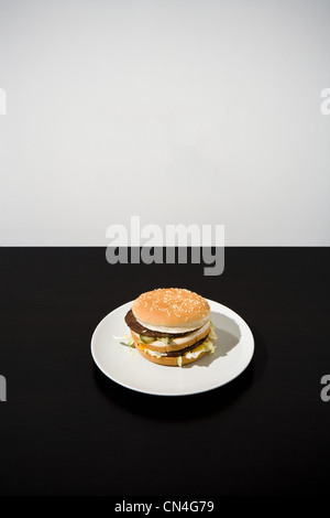 Hamburger auf Platte Stockfoto