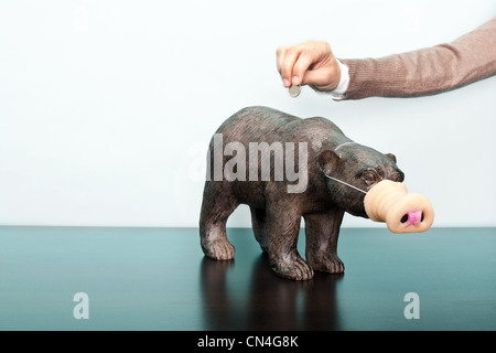 Ein Bär verkleidet als ein Sparschwein Stockfoto