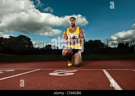 Sportler an der Startlinie auf Laufband Stockfoto
