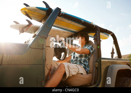 Teenager fahren Jeep mit Surfbrettern Stockfoto