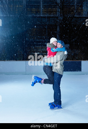 Paar auf einer Eisbahn umarmen Stockfoto
