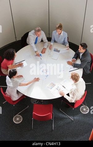 Geschäftliche Zusammenarbeit im Tagungsraum, erhöhte Ansicht Kollegen Stockfoto