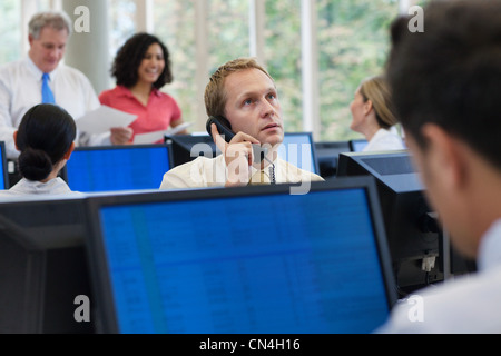Kaufmännische Angestellte mit Telefon im Büro Stockfoto