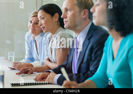 Mitarbeiter im Büro sitzen in einer Reihe im Büro Stockfoto