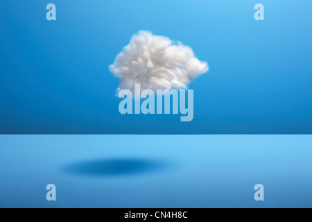 Cotton Ball Wolke vor blauem Hintergrund Stockfoto