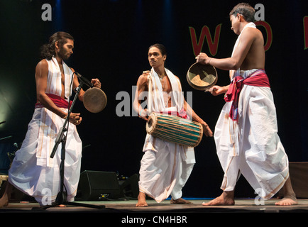 Eine musikalische Truppe Gruppe von drei männlichen Indianer gekleidet in traditionellen Kostümen spielen Stockfoto