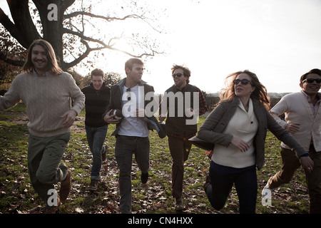 Gruppe von Freunden im Park laufen Stockfoto