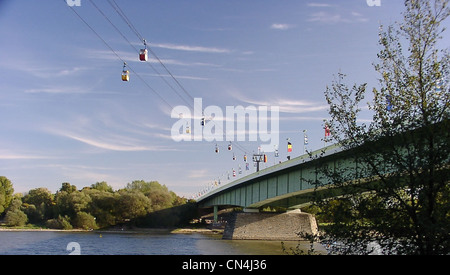 Sterben Sie - Vom Linksrheinische Rheinufer Nach Osten - Rheinseilbahn Quert sterben Zoobrücke Stockfoto