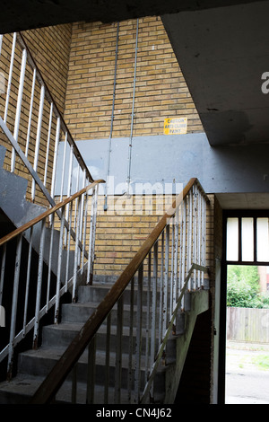 Ein Treppenhaus in einem Block von Maisonetten, die vernagelt worden war bereit für die Regeneration vor die Rezession die Wirtschaft geschädigt. Stockfoto