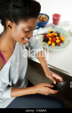 Junge Frau mit smartphone Stockfoto
