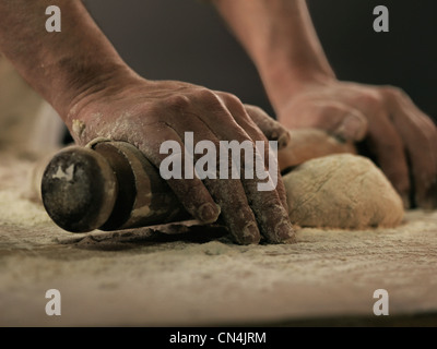 Baker rollenden Teig Stockfoto