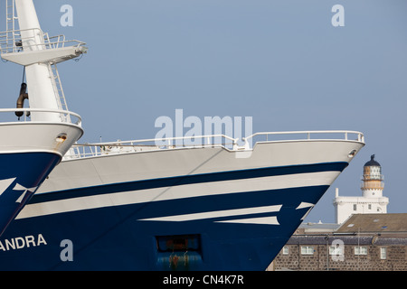 Tiefsee-Trawler neben den Hafen von Fraserburgh N.E.Scotland UK. Kinnaird Head Leuchtturm im Hintergrund. Stockfoto