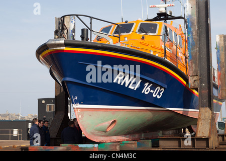 Peterhead Rettungsboot, auf Rampen zu Fraserburgh Reparaturwerften Stockfoto