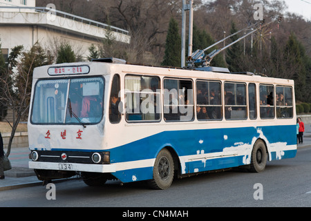 Nordkorea, Pjöngjang, Trolley-Bus voller Passagiere, Stockfoto