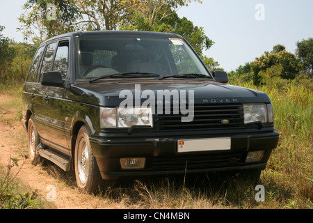 Range Rover auf einer Murram Strecke in den Busch, Uganda Stockfoto