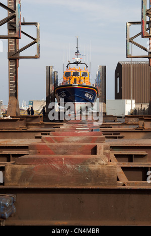 Peterhead Rettungsboot, auf Rampen zu Fraserburgh Reparaturwerften Stockfoto