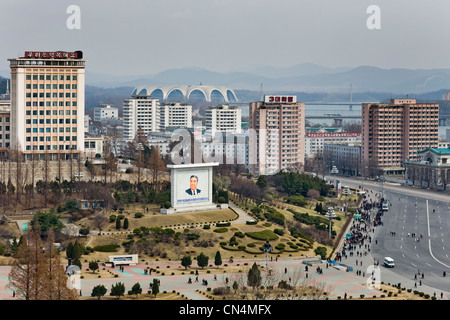 Nordkorea, Pyongyang, Grand Menschen Study House, Porträt von Kim Il-Sung in einem Park und die Stadt im Hintergrund Stockfoto