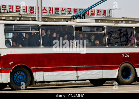 Nordkorea, Pjöngjang, Kim Il-Sung Platz, Trolley-Bus voller Pf Passagiere Stockfoto