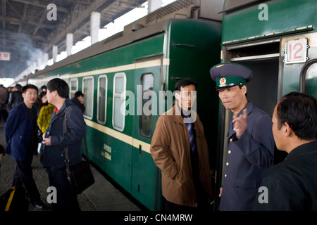 Nordkorea, Pjöngjang, Bahnhof, Zug Dirigent vor den von der Plattform stehend Stockfoto