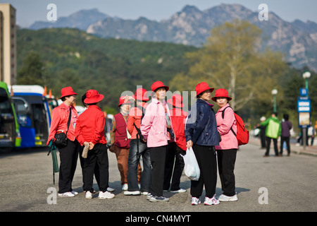 Nordkorea, Gangwon-Provinz, Kumgangsan Tourismusregion, Gruppe von weiblichen südkoreanische Touristen Stockfoto