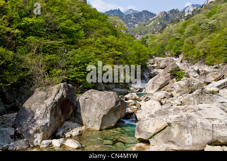 Nordkorea, Gangwon Provinz, Kumgangsan Tourismusregion, Fluss und bergige Landschaft auf dem Platz Kuryong (Nine Dragons) Stockfoto