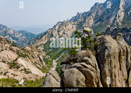 Nordkorea, Gangwon Provinz, Kumgangsan Tourismusregion, Aussichtspunkt und bergige Landschaft auf der Kuryong (Nine Dragons) Stockfoto