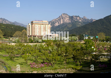 Nordkorea, Gangwon Provinz, Kumgangsan Tourismusregion, Oekumgangsan Hotel und bergige Landschaft Stockfoto