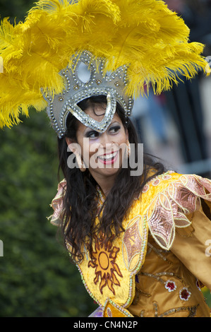 Frankreich, Alpes Maritimes, Nizza Karneval 2011 floral schwimmt parade (Parade von Schwimmern mit Blumen geschmückt) brasilianische Tänzerin Stockfoto