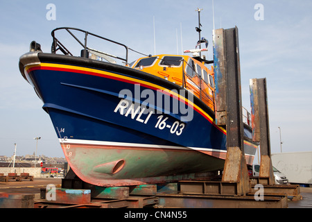 Peterhead Rettungsboot, auf Rampen zu Fraserburgh Reparaturwerften Stockfoto