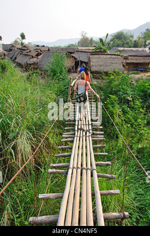 Bambus-Brücke bei Long Neck Karen Hill Tribe Dorf, Provinz Chiang Rai, Thailand Stockfoto