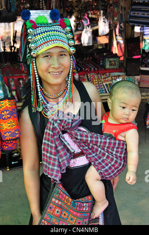 Akha Hill Tribe Frau mit Baby, Provinz Chiang Rai, Thailand Stockfoto