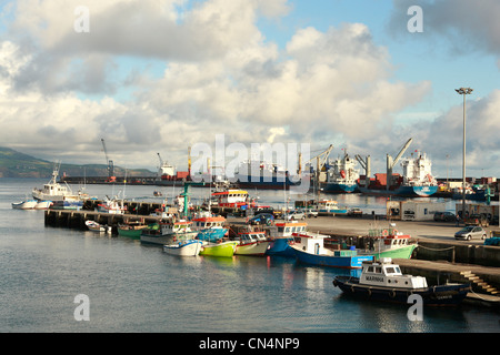 Angelboote/Fischerboote in der Bucht. Ponta Delgada, Insel Sao Miguel, Azoren, Portugal. Stockfoto