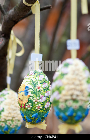 Handbemalte Eierschalen hängen an einem Ast an der alten Wiener Ostermarkt auf der Freyung, Vienna Ostern zu feiern. Stockfoto