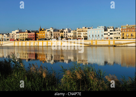 Triana Viertel am Fluss Guadalquivir Banken, Calle Betis, Betis Quay, Sevilla, Andalusien, Spanien Stockfoto