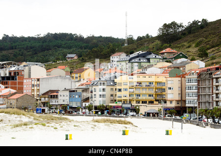 Häuser an der Strandpromenade von Laxe - Galicien, Spanien Stockfoto