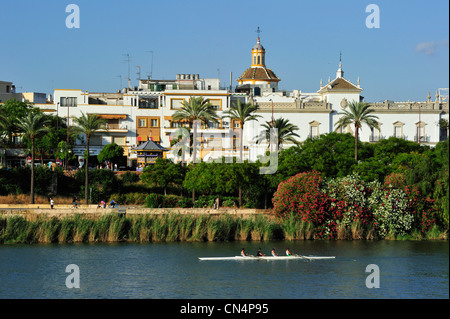 Spanien, Andalusien, Sevilla, Fluss Guadalquivir Banken, in den Vordergrund Plaza de Toros und La Maestranza Stierkampfarenen, in der Stockfoto