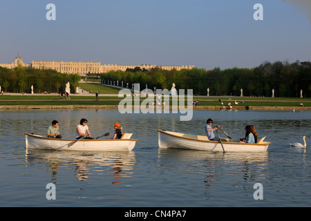 Frankreich, Yvelines, Park des Chateau de Versailles, Weltkulturerbe der UNESCO, kleine Boote auf dem Canal Grande dann Stockfoto