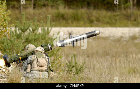 Soldaten der US-Armee des 173. Kampfteams der Luftborne Brigade feuern während des Trainings in Grafenwoehr, Deutschland, am 24. Oktober 2006, eine Panzerabwehrrakete FGM-148 Javelin ab. Soldaten mit dem 173. Trainieren zum ersten Mal seit ihrer Truppentransformation in ein Brigadekampfteam zusammen. Stockfoto