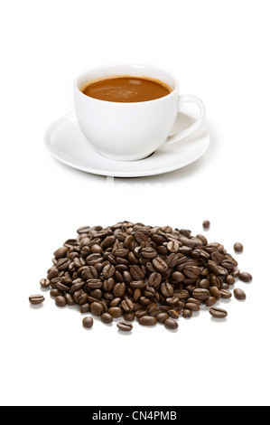Kaffeetasse mit Getränk und Kaffee Bohnen Stockfoto