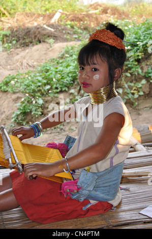 Ein junges Mädchen von Kayan Lahwi bei Long Neck Karen Hill Tribe Dorf, Provinz Chiang Rai, Thailand Stockfoto