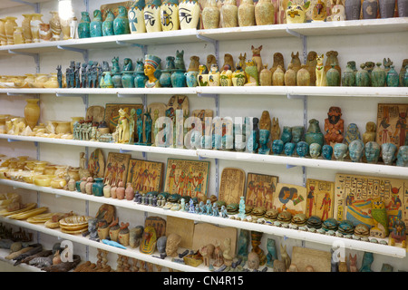 Ägypten - Shop mit Alabaster und basaltische Souvenirs, Assuan, Ägypten Stockfoto