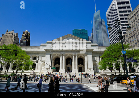 Vereinigte Staaten, New York, Manhattan, Midtown, The New York Public Library auf der 5th Avenue und Bryant Park, im Hintergrund rechts Stockfoto